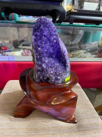 tinh thể thạch anh tím vỏ não nguyên zin không chắp vá xi măng, dáng vòm cực xinh. Những mắt tinh thể mập mạp, đậm màu, đặc biệt còn có bao thể tóc bên trong, tạo năng lượng cực mạnh, tác tích tụ vượng khí sinh tài Lộc