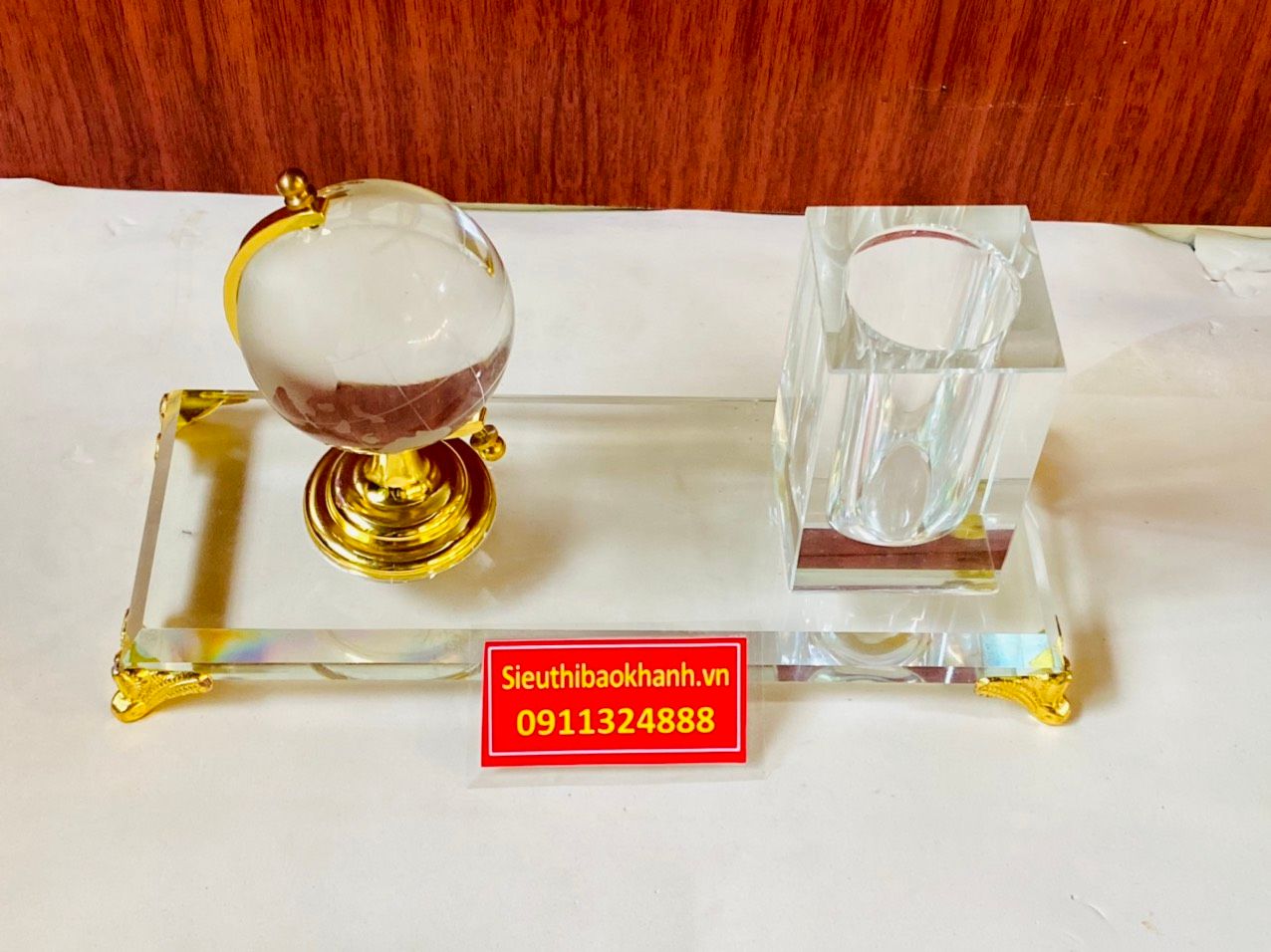 Đế cắm bút để bàn quả địa cầu mạ vàng