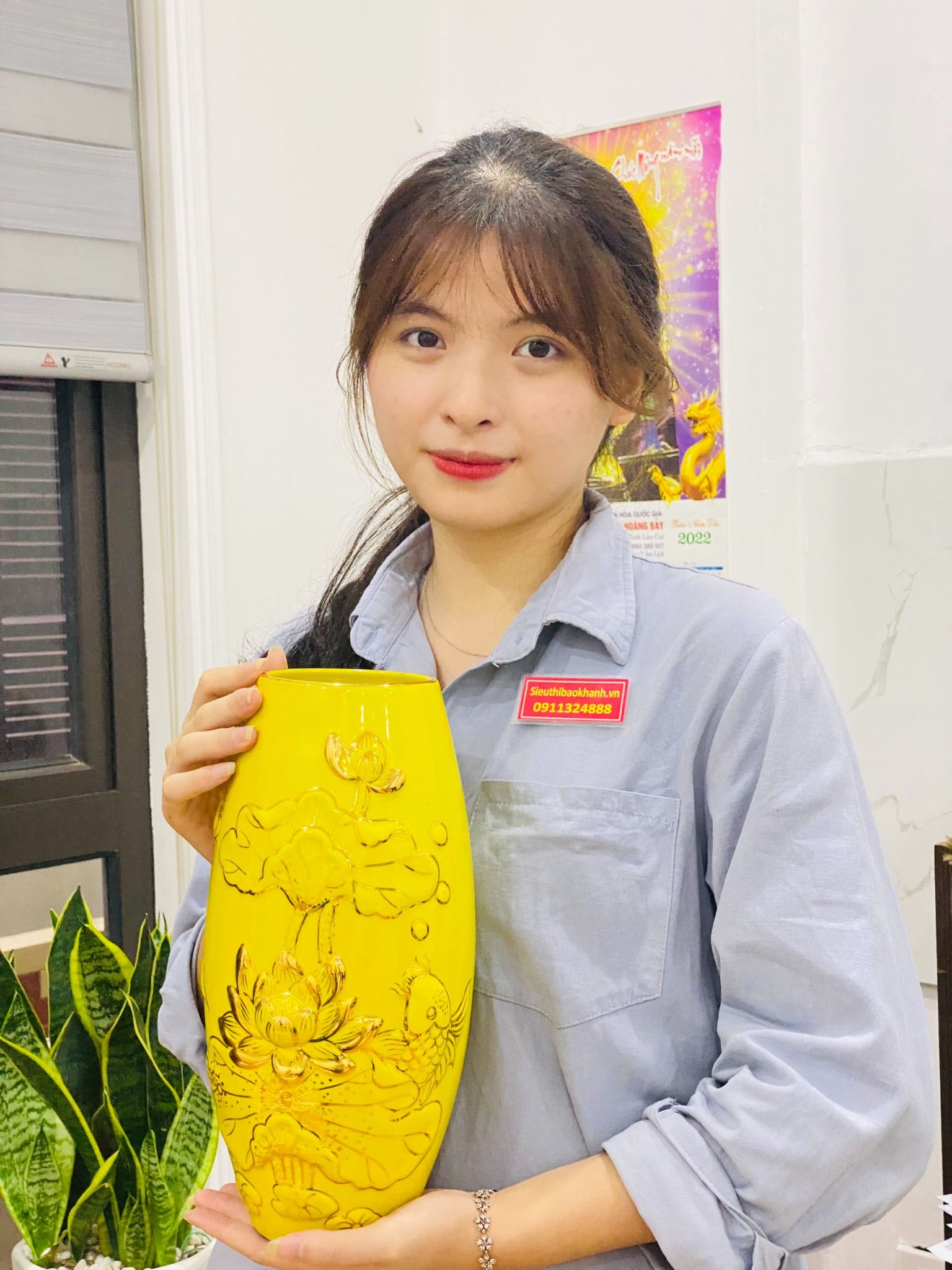  Bình hoa phong thủy sơn vàng Lí Ngư Vọng Nguyệt cao cấp 