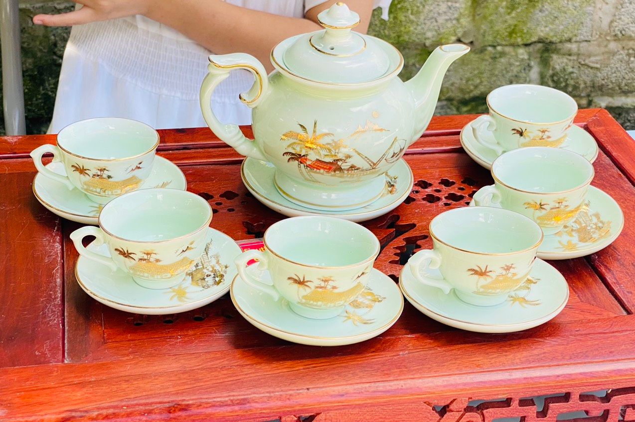 Bộ ấm chén gốm sứ