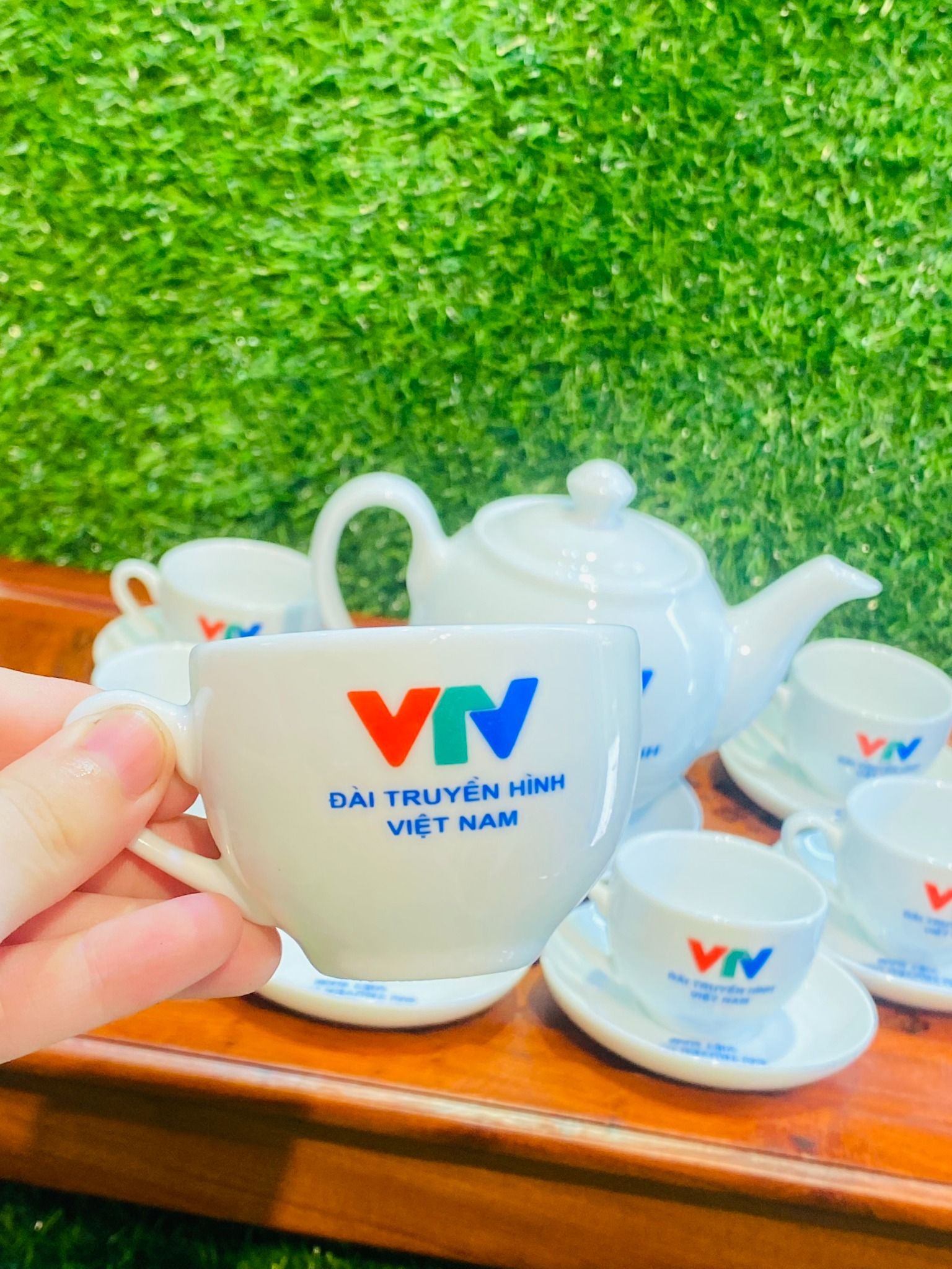  Bộ ấm chén gốm sứ bát tràng in logo VTV 