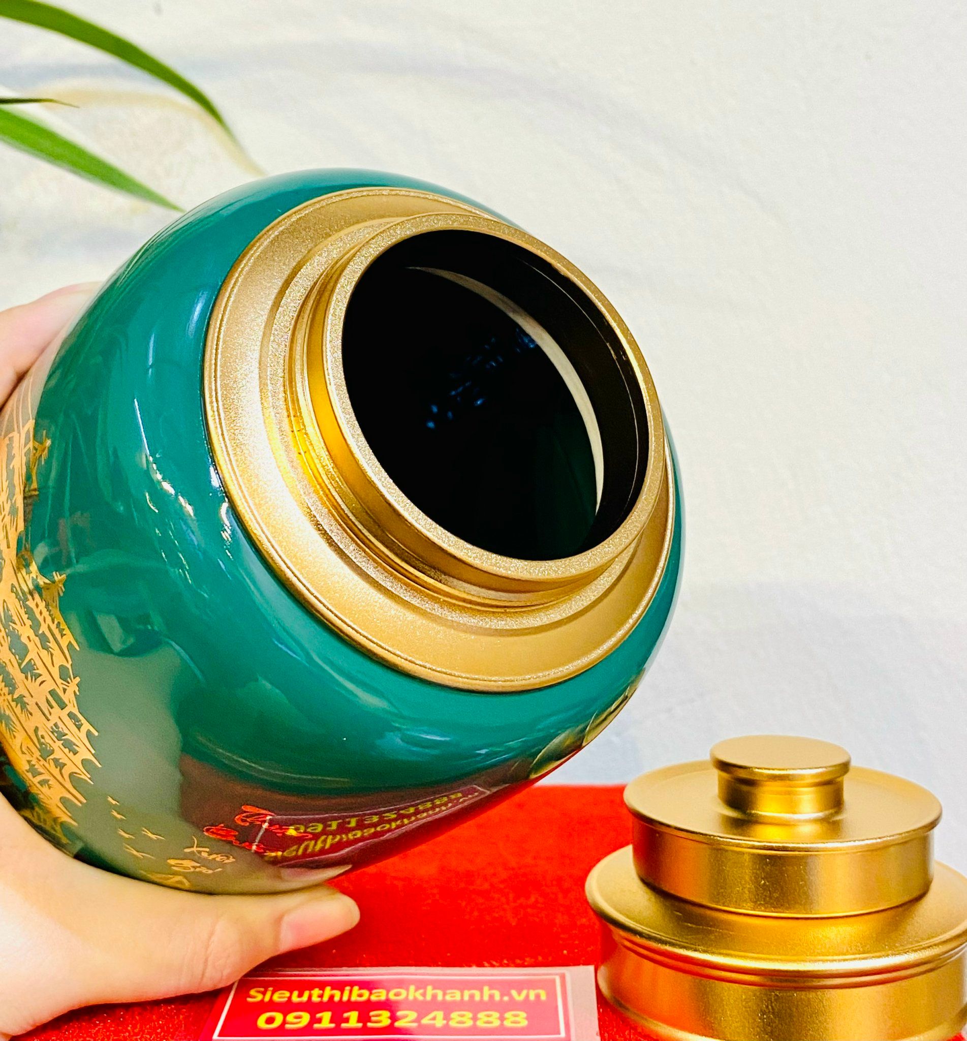 Hũ đựng chè bằng gốm men xanh ngọc bích nắp vàng
