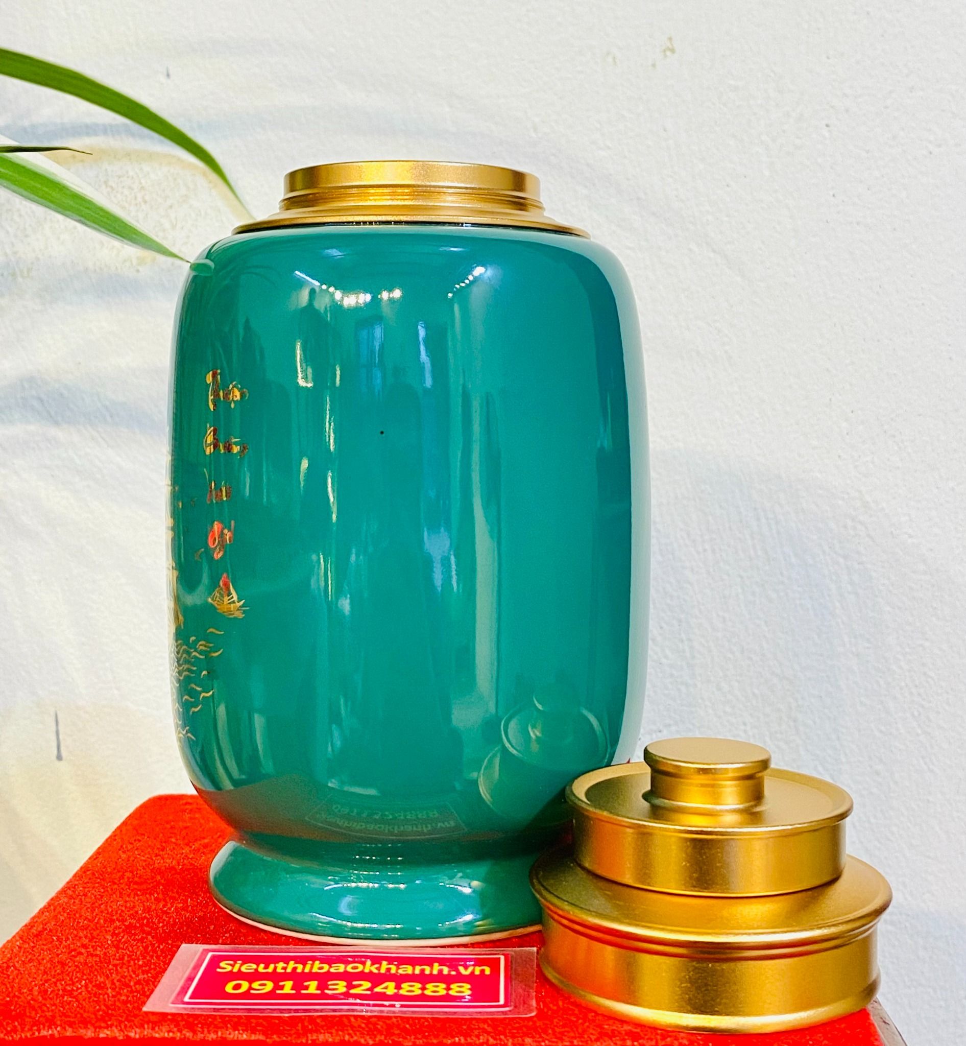 Hũ đựng chè bằng gốm men xanh ngọc bích nắp vàng