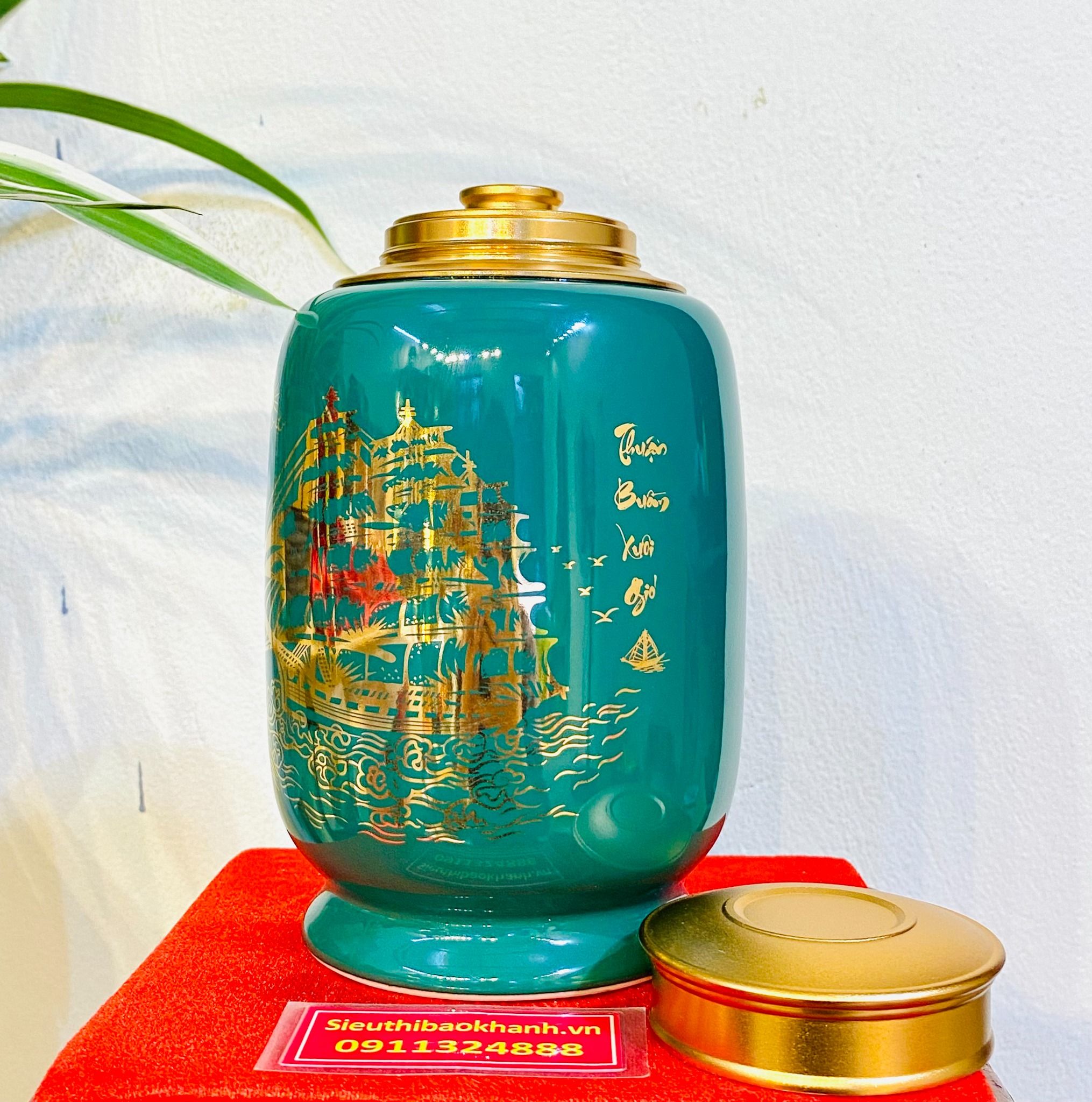 Hũ đựng chè bằng gốm men xanh ngọc bích nắp vàng