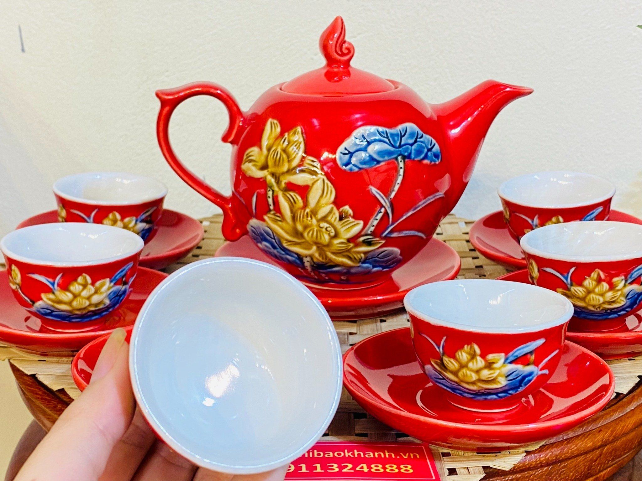Bộ ấm chén men đỏ vẽ bông sen nổi độc đáo