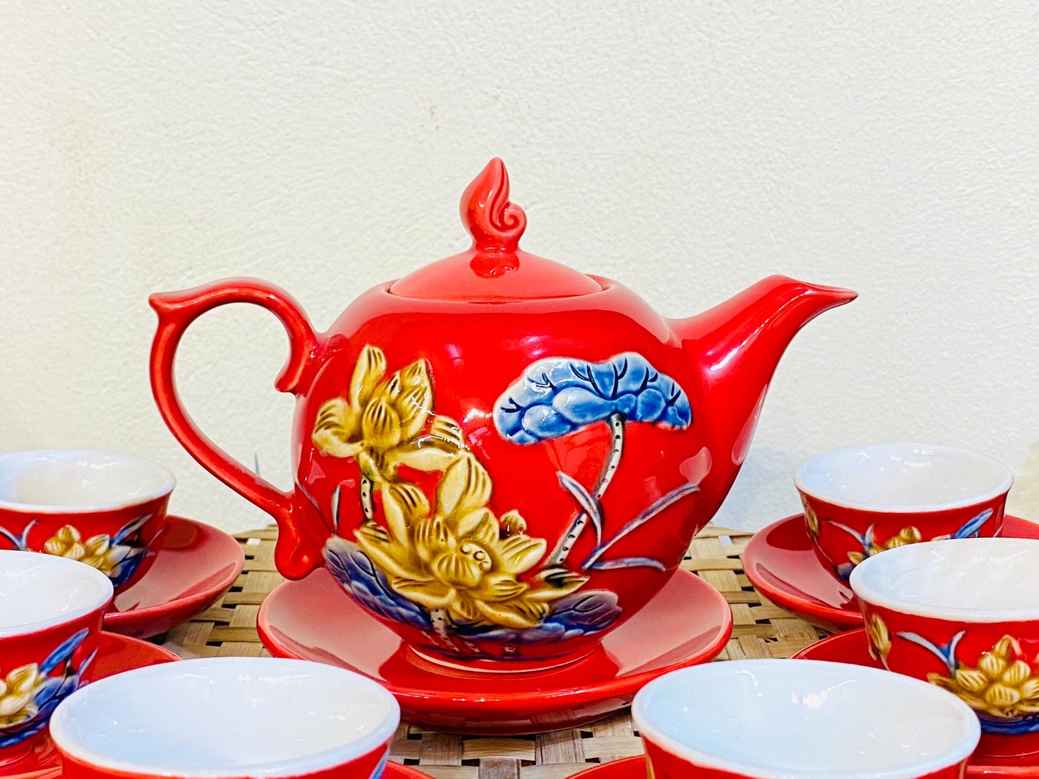 Bộ ấm chén men đỏ vẽ bông sen nổi độc đáo