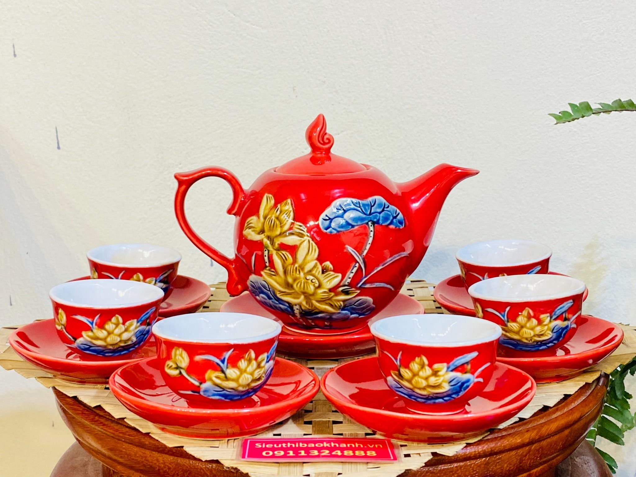 Bộ ấm chén men đỏ vẽ bông sen nổi độc đáo