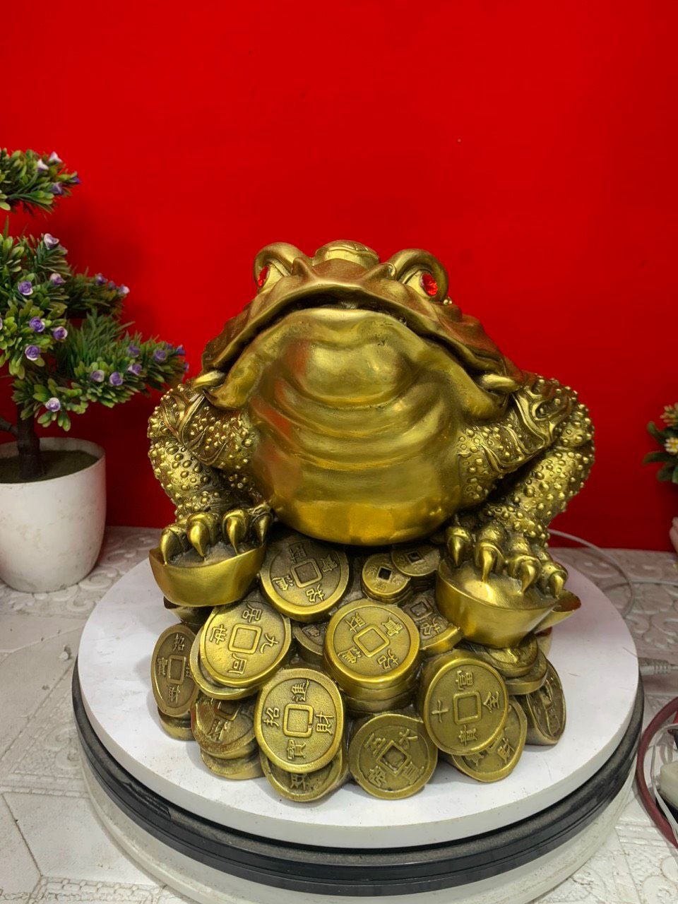 Tượng cóc đế tiền bằng đồng