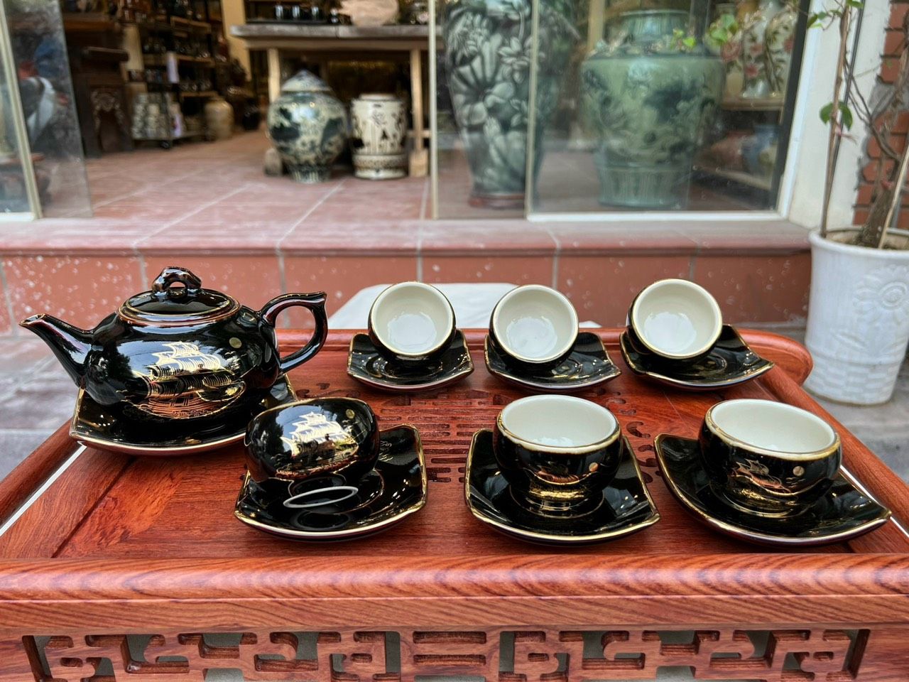 Bộ ấm chén men đen sang trọng vẽ vàng Thuận buồm xuôi gió