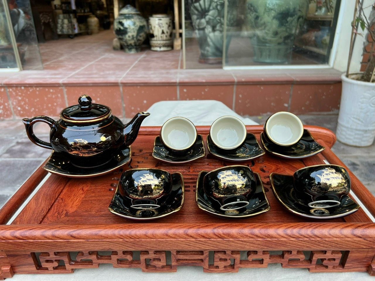 Bộ ấm chén men đen sang trọng vẽ vàng Thuận buồm xuôi gió