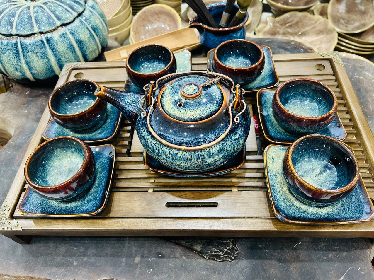 Bộ ấm chén hỏa biến có quai đồng dáng tròn sang trọng