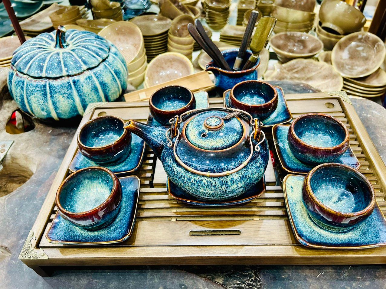 Bộ ấm chén hỏa biến có quai đồng dáng tròn sang trọng