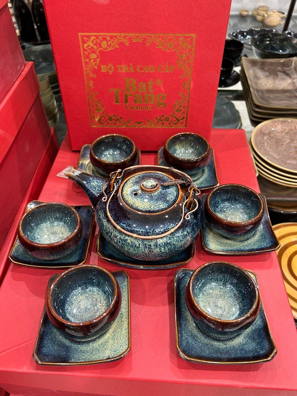Bộ ấm chén hỏa biến có quai đồng dáng tròn sang trọng