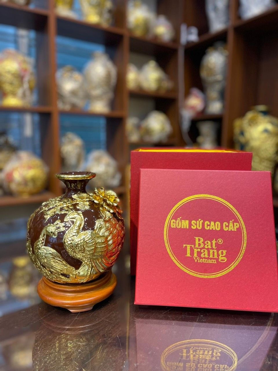 Bình Hút Tài Lộc - Họa Tiết Công Đào Đắp Nổi Dát Vàng