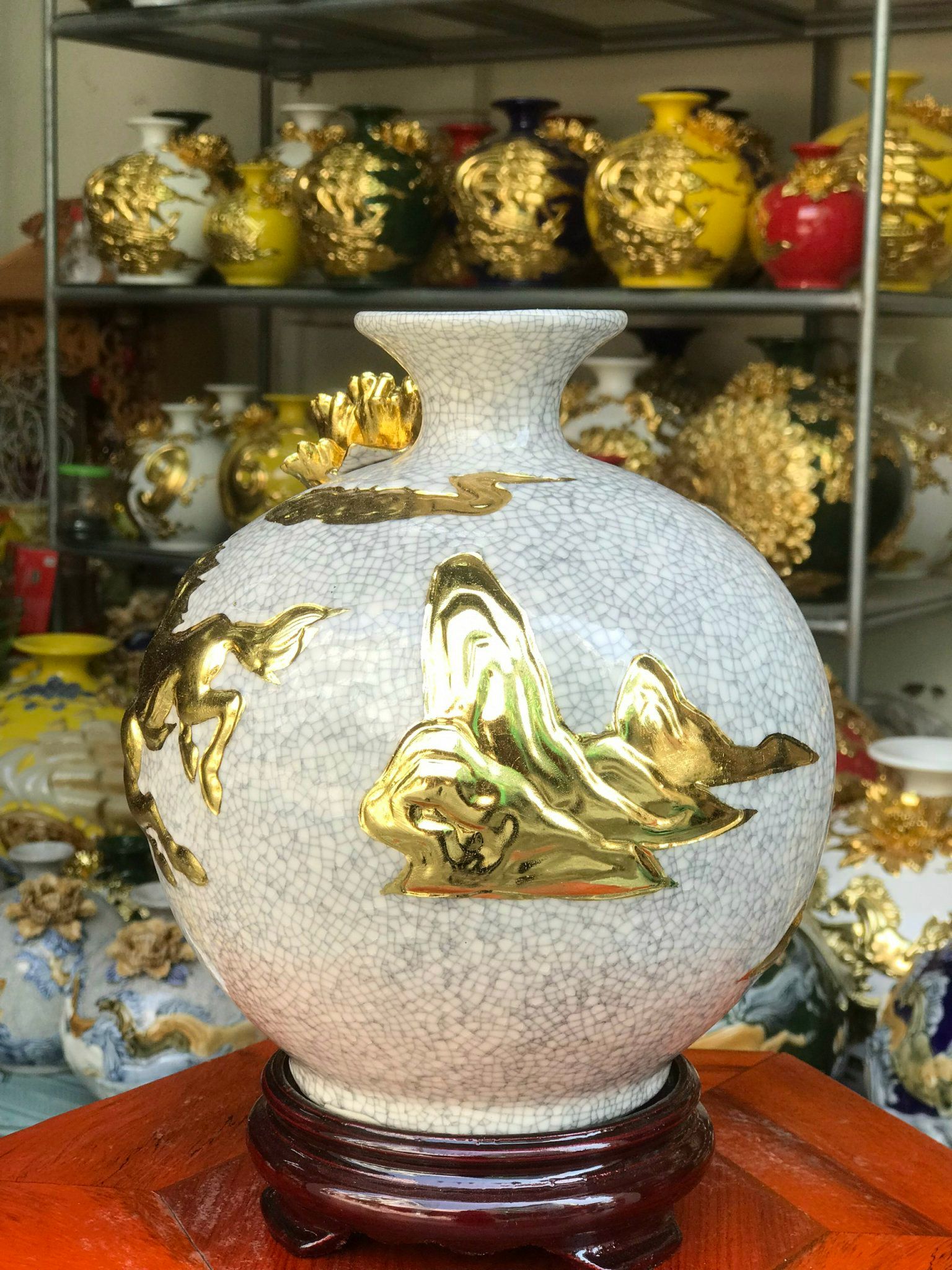 Bình hút tài lộc bát mã dát vàng