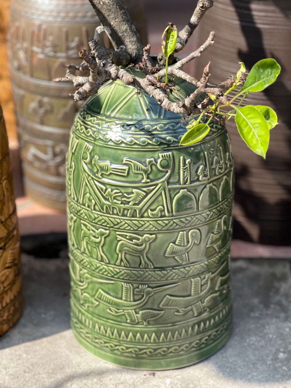 Bình hoa dáng chuông khắc nổi hoạ tiết cao 40cm