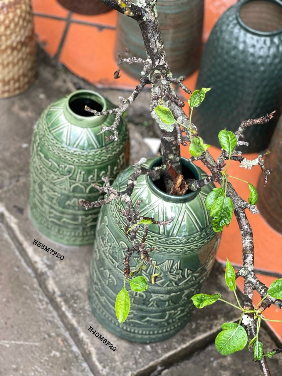 Bình hoa dáng chuông khắc nổi hoạ tiết cao 40cm