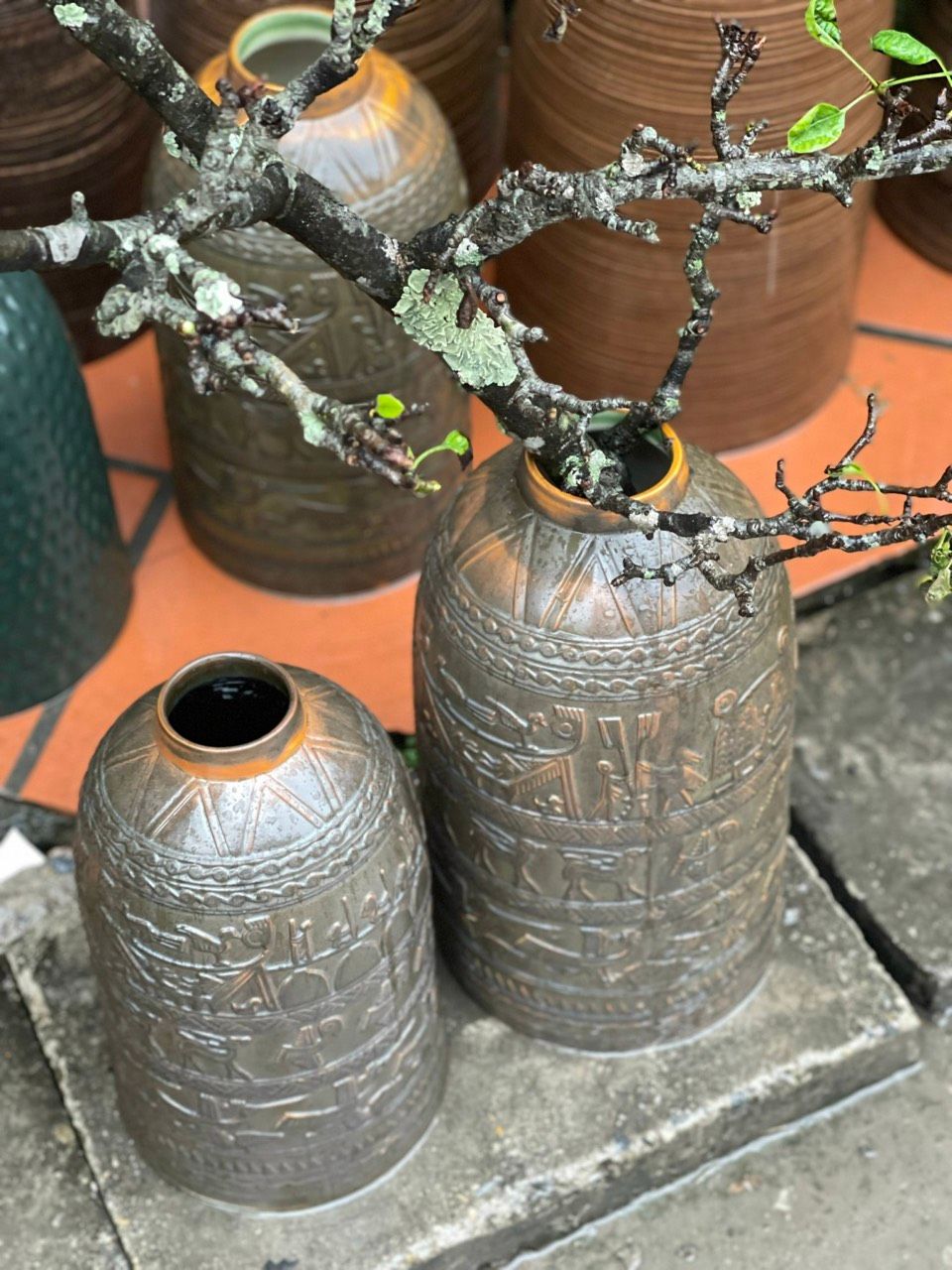 Bình hoa dáng chuông khắc nổi hoạ tiết cao 40cm