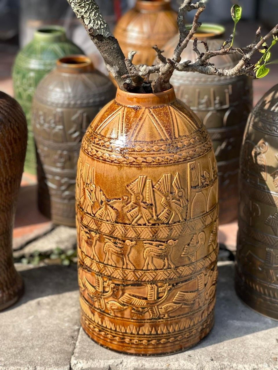 Bình hoa dáng chuông khắc nổi hoạ tiết cao 40cm