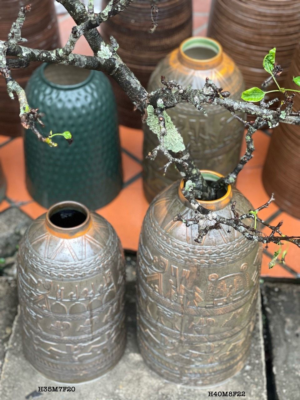 Bình hoa dáng chuông khắc nổi hoạ tiết cao 40cm