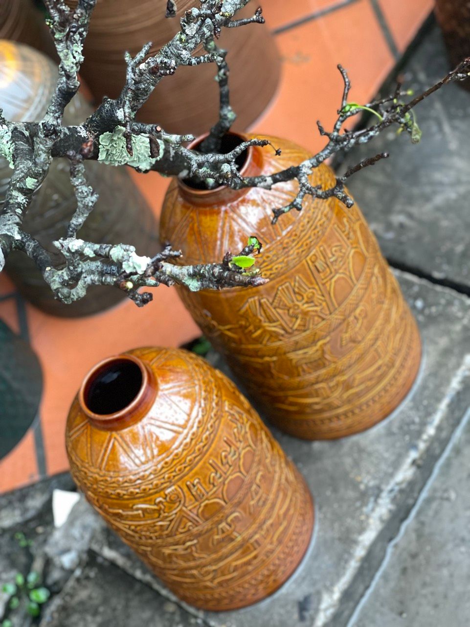 Bình hoa dáng chuông khắc nổi hoạ tiết cao 40cm