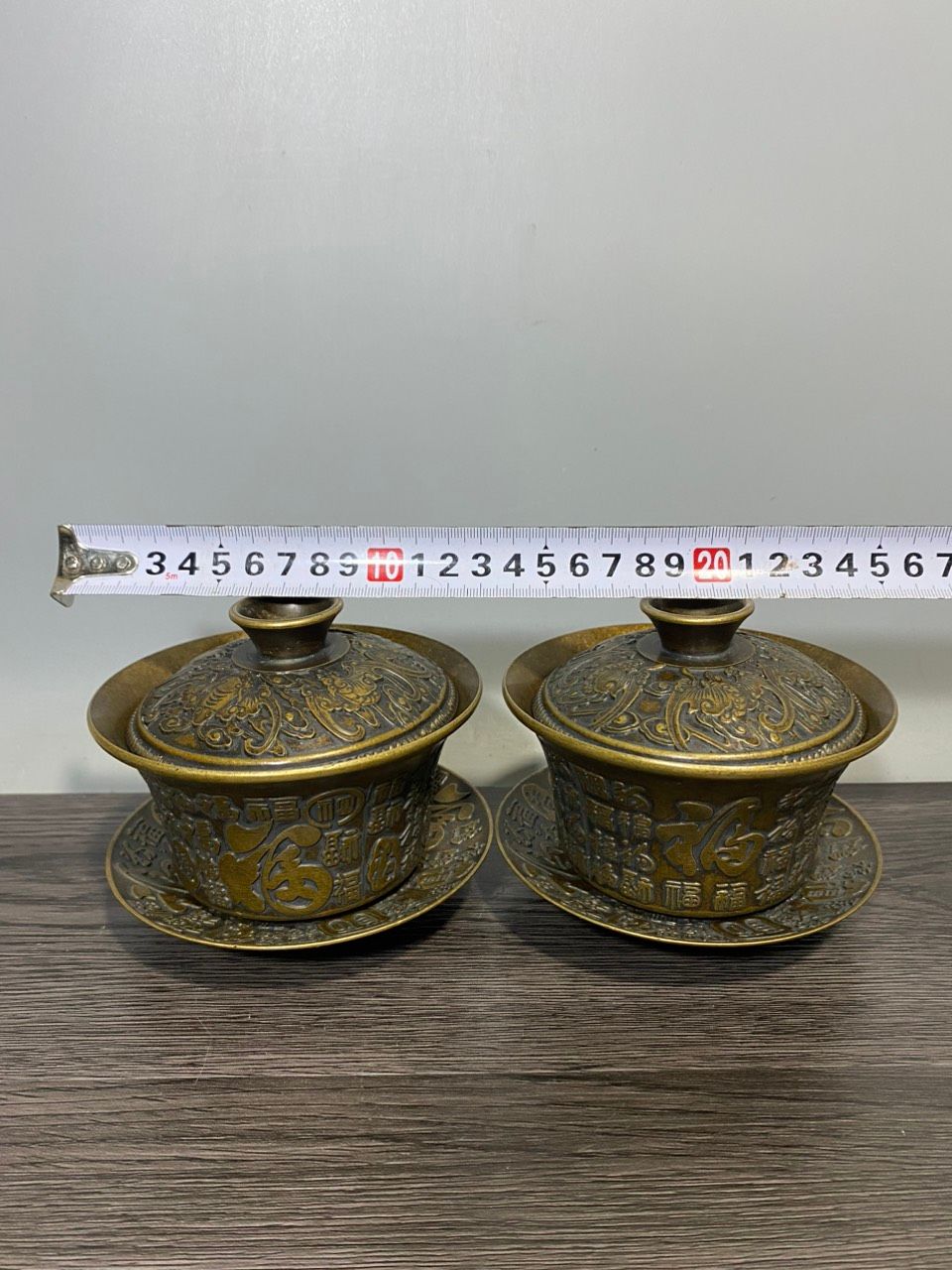 Cặp tách trà đồng chạm khắc nổi