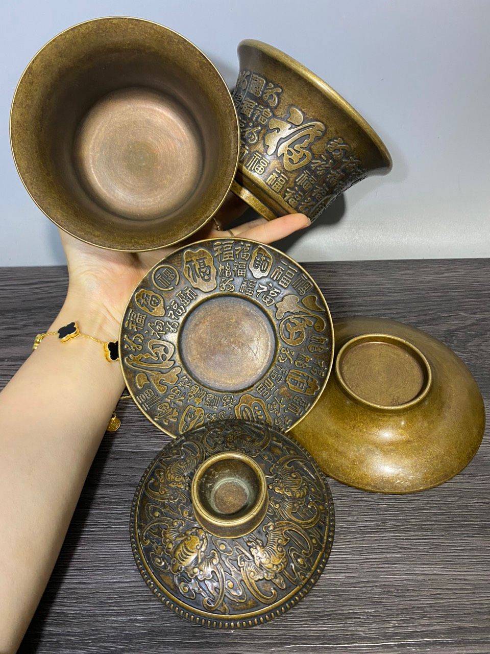 Cặp tách trà đồng chạm khắc nổi
