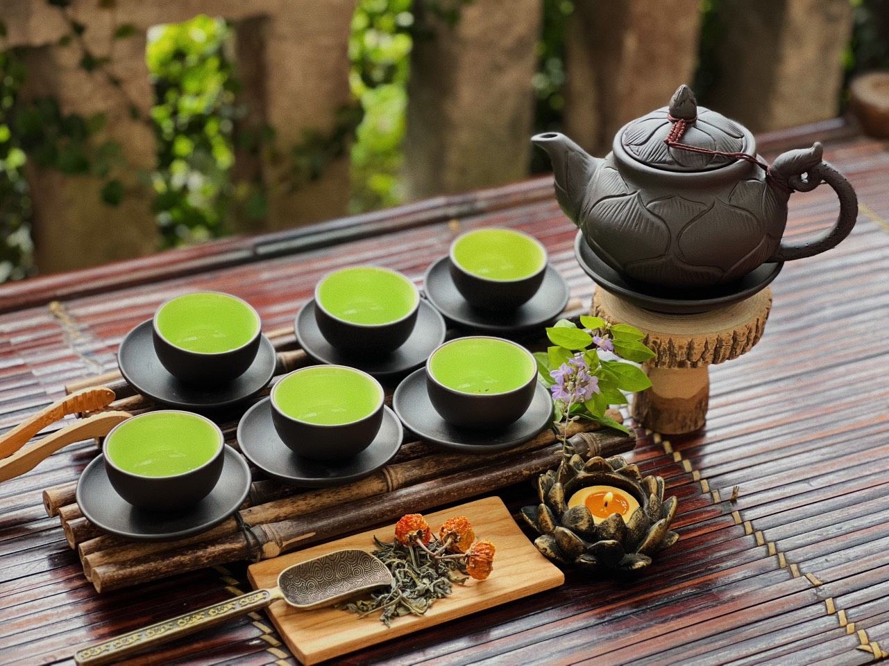 BỘ ẤM CHÉN KHẮC NỔI TRÚC SEN