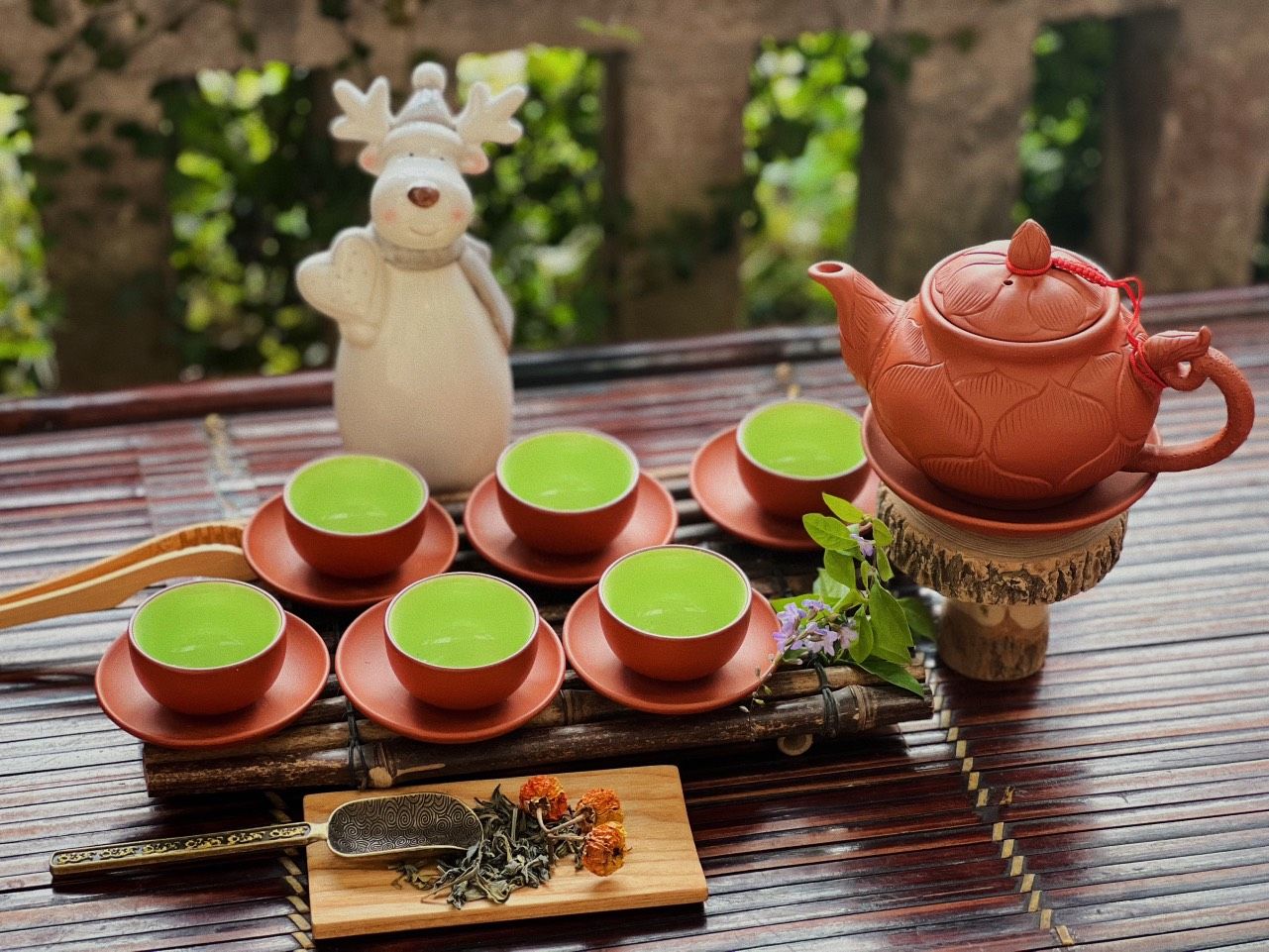 BỘ ẤM CHÉN KHẮC NỔI TRÚC SEN