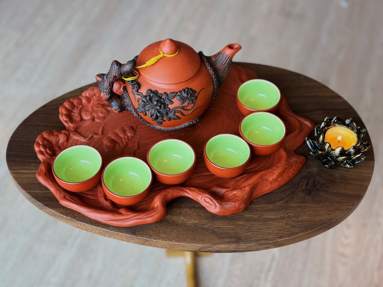 BỘ ẤM CHÉN TỬ SA HOẠ TIẾT HOA NỔI PHA MÀU NÂU ĐEN