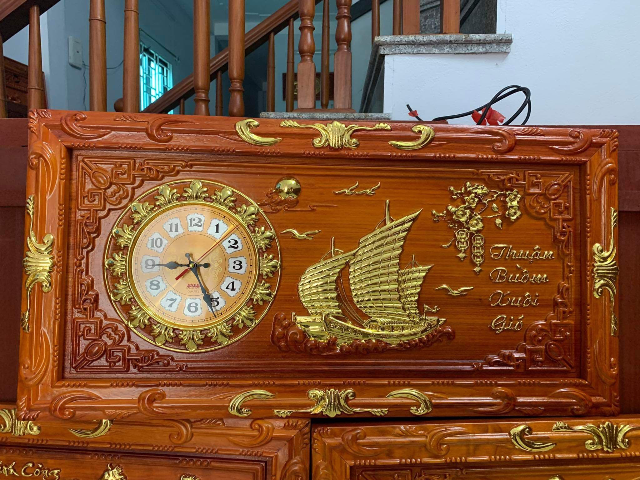 TRANH ĐỒNG HỒ KHẮC NỔI PHONG THUỶ THUẬN BUỒM XUÔI GIÓ GỖ HƯƠNG ĐỎ
