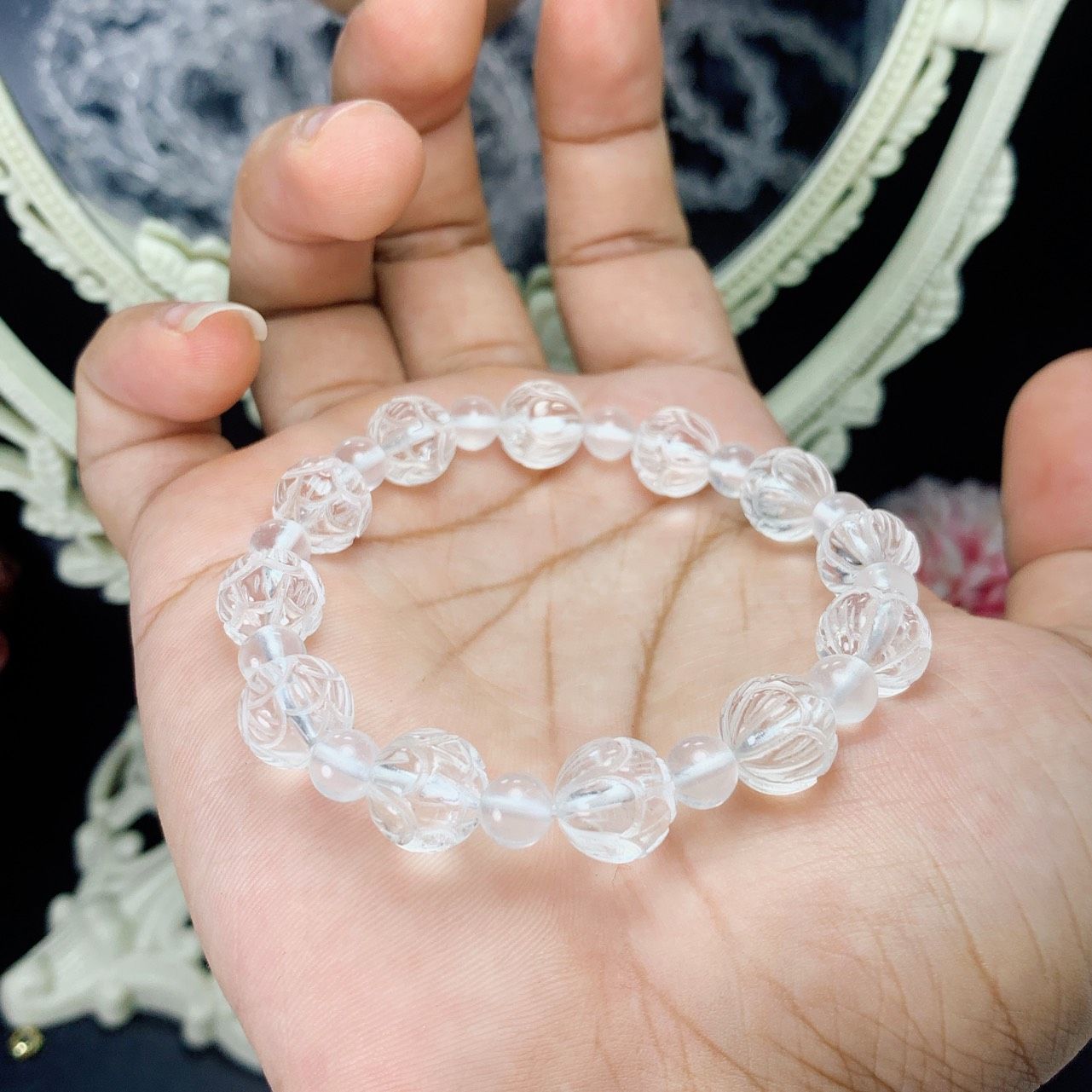 VÒNG TAY ĐÁ PHONG THUỶ THẠCH ANH TRẮNG CHẠM HOA SEN