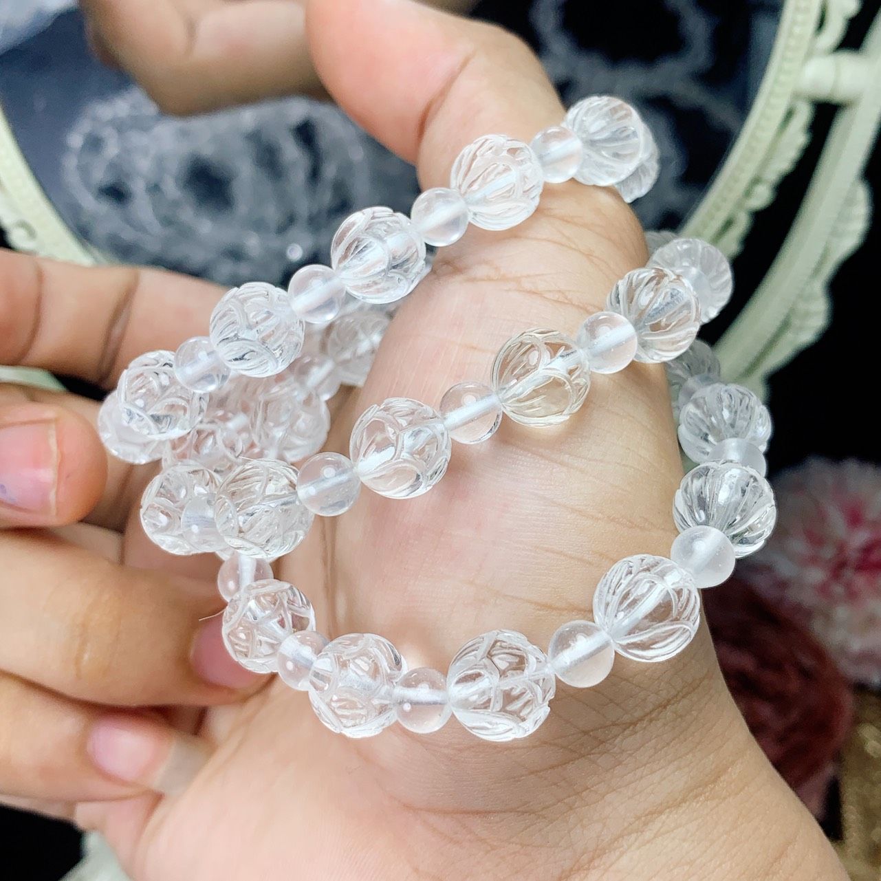 VÒNG TAY ĐÁ PHONG THUỶ THẠCH ANH TRẮNG CHẠM HOA SEN