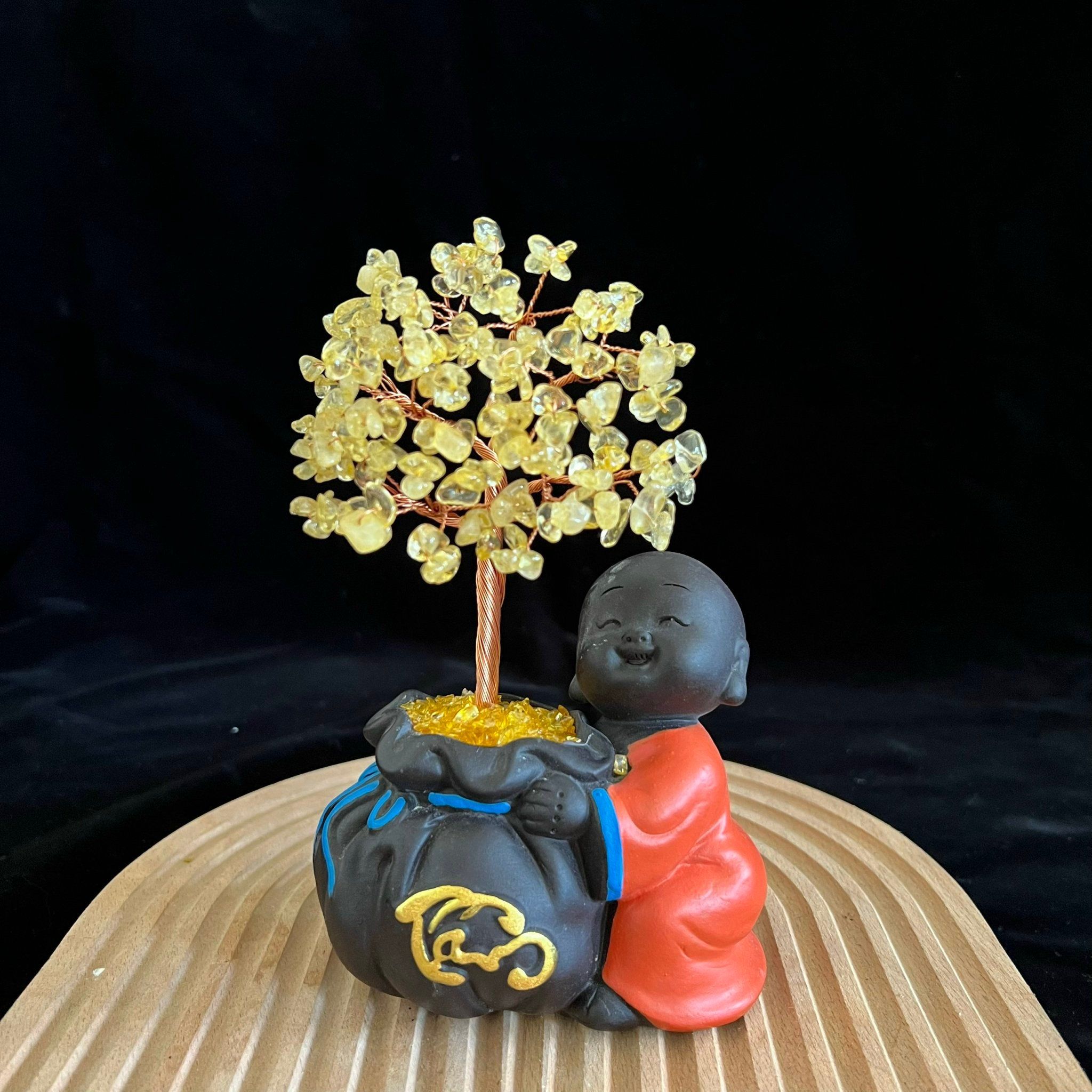CÂY TÀI LỘC ĐÁ THẠCH ANH MẪU CHÚ TIỂU ÔM CÂY CAO 18CM (NHIỀU KIỂU)