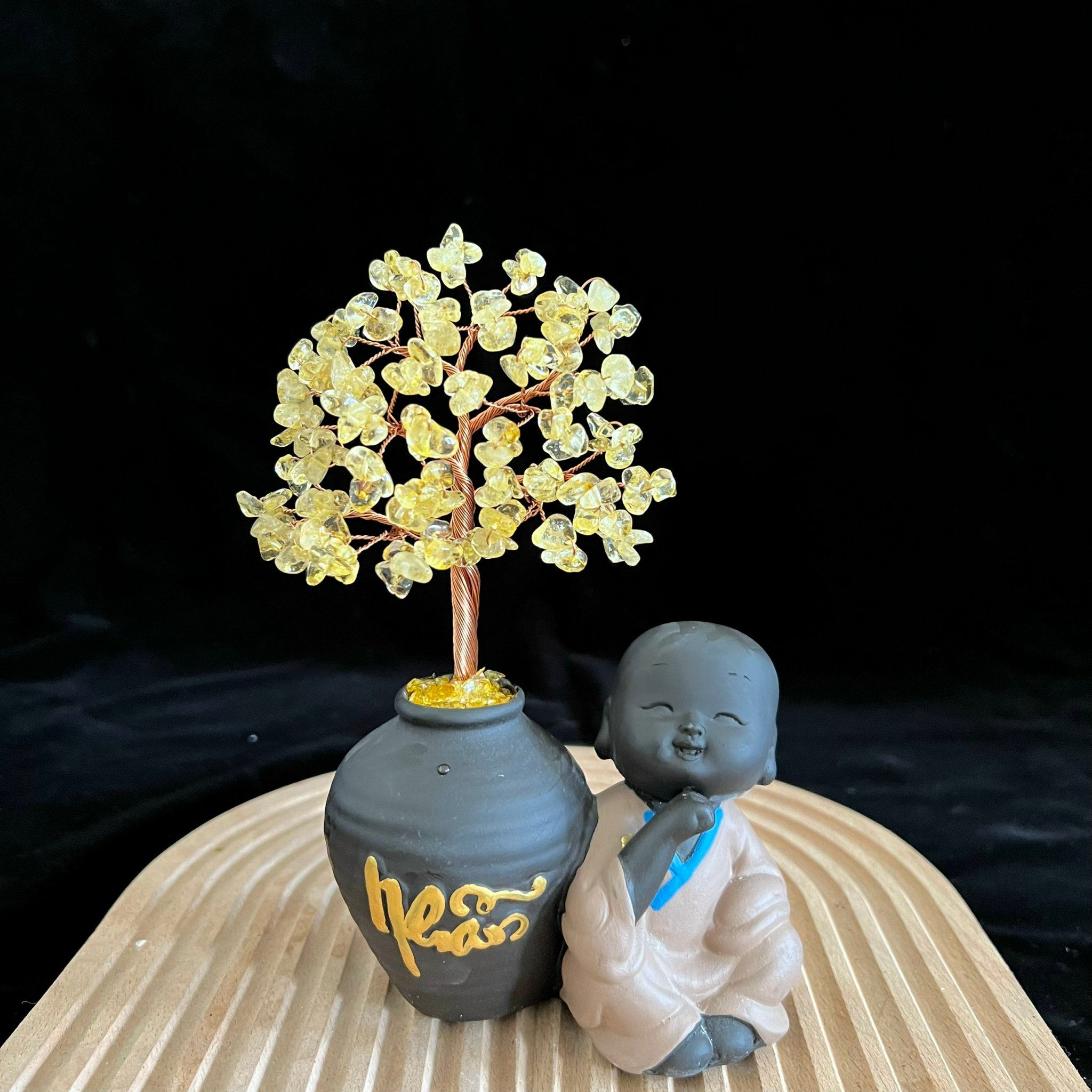 CÂY TÀI LỘC ĐÁ THẠCH ANH MẪU CHÚ TIỂU ÔM CÂY CAO 18CM (NHIỀU KIỂU)