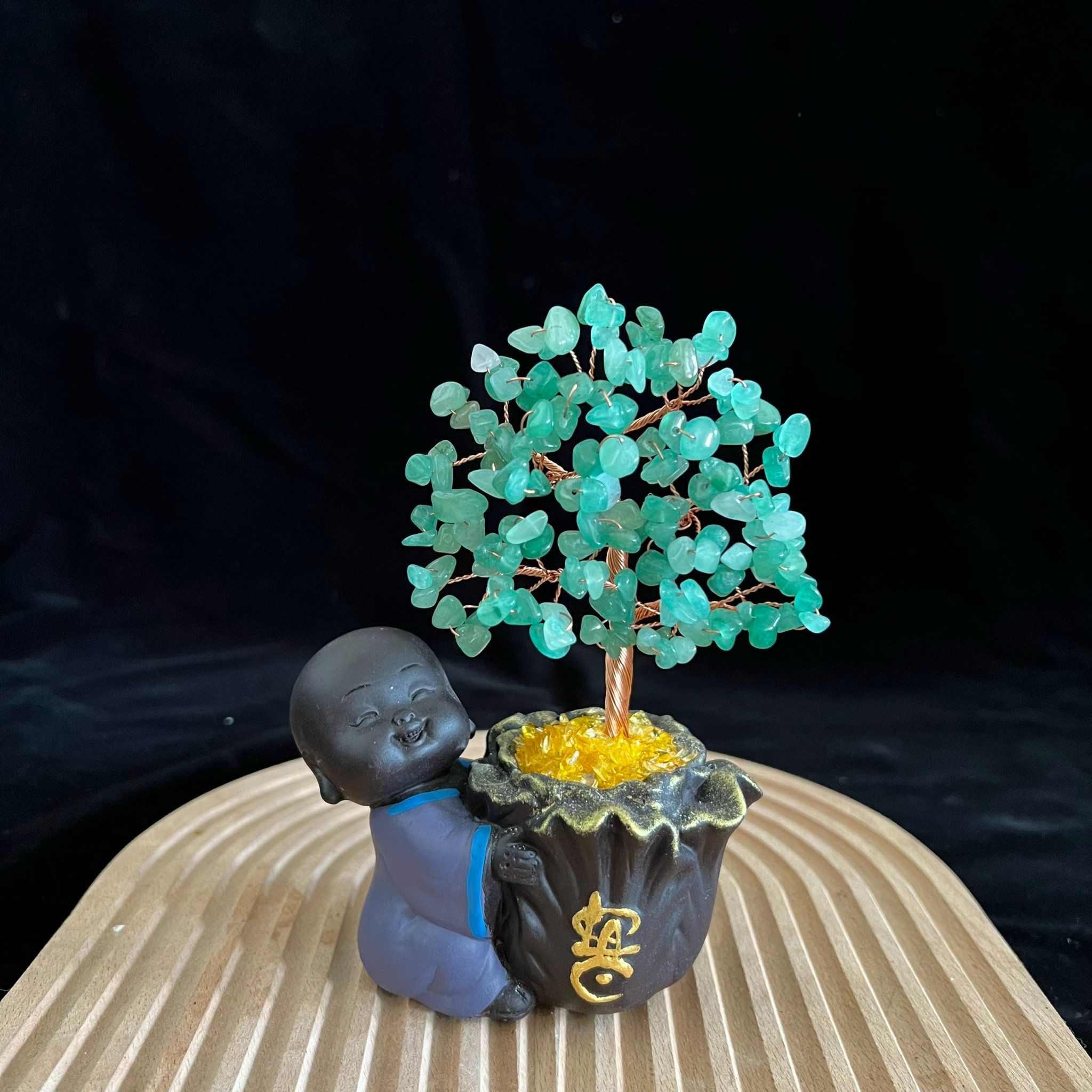CÂY TÀI LỘC ĐÁ THẠCH ANH MẪU CHÚ TIỂU ÔM CÂY CAO 18CM (NHIỀU KIỂU)