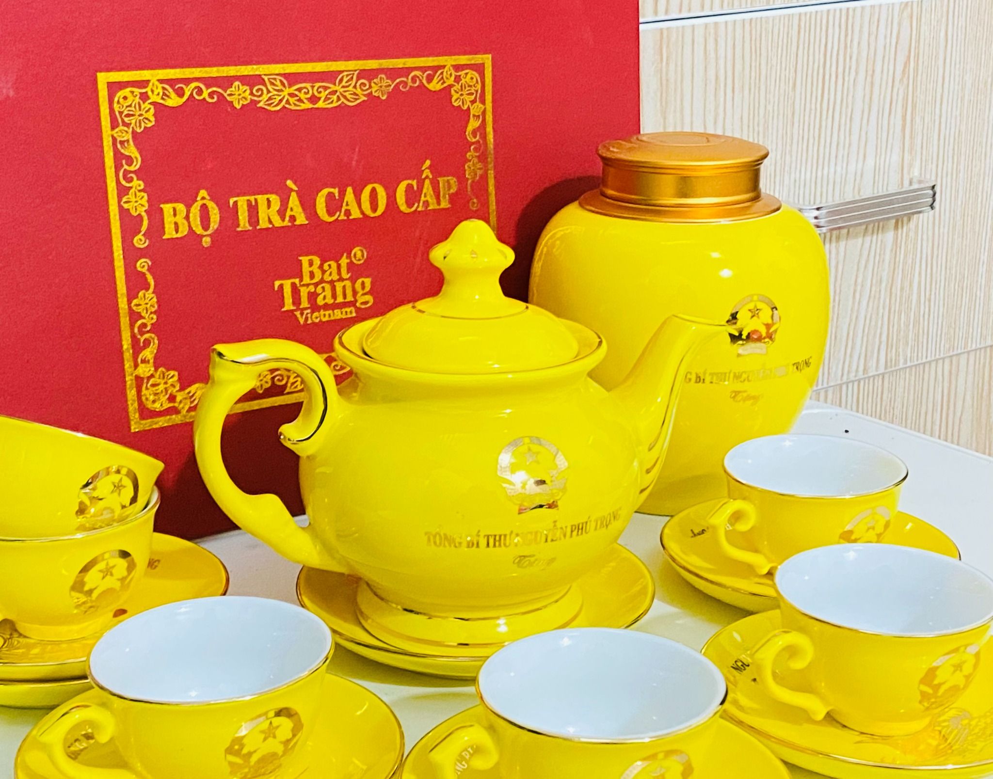 BỘ ẤM CHÉN LƯU NIỆM CHỦ TỊCH NGUYỄN PHÚ TRỌNG (KÈM HỘP TRÀ)