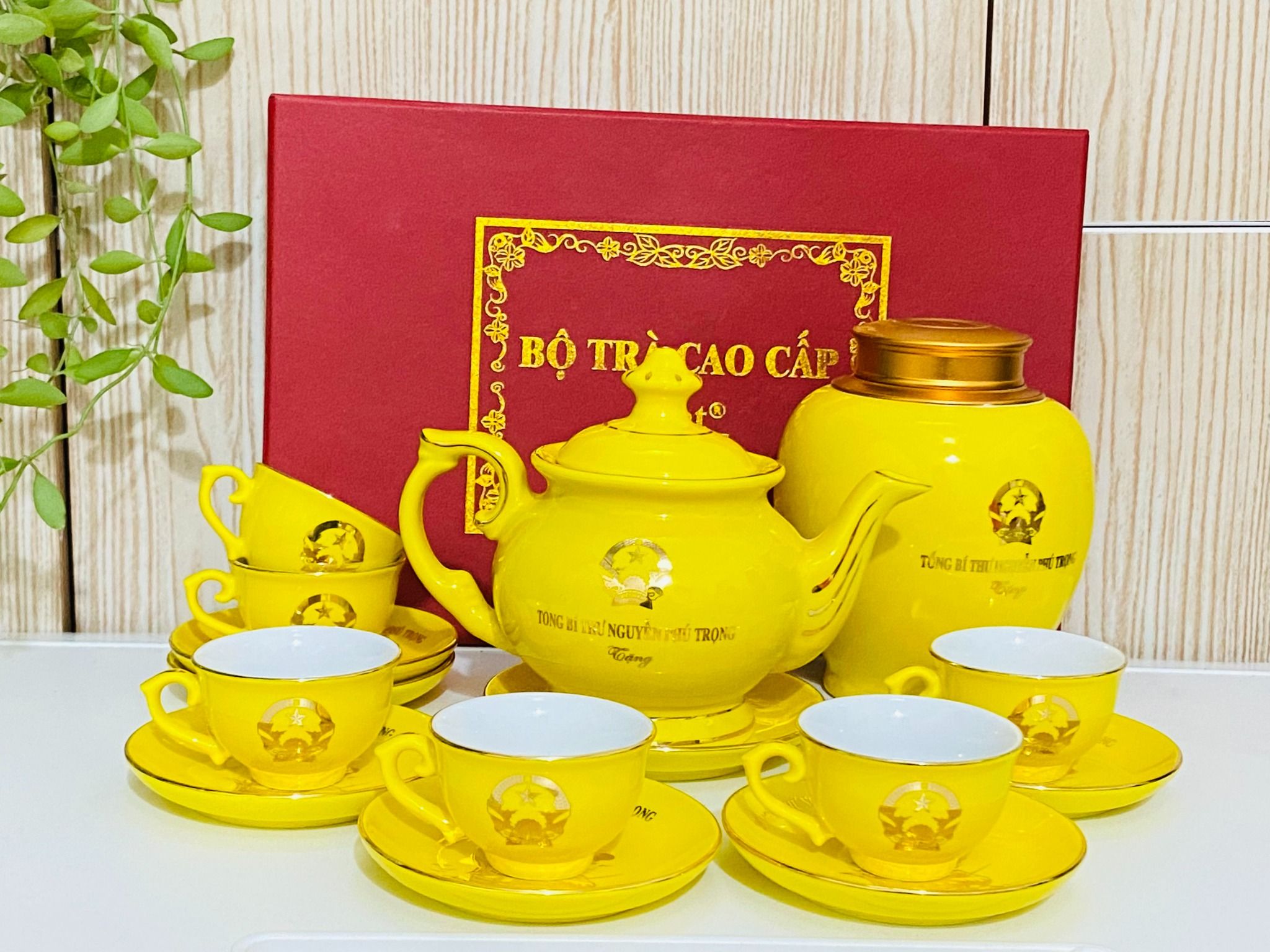 BỘ ẤM CHÉN LƯU NIỆM CHỦ TỊCH NGUYỄN PHÚ TRỌNG (KÈM HỘP TRÀ)