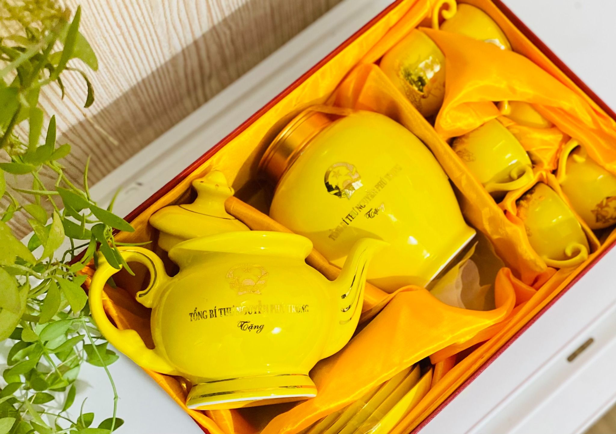 BỘ ẤM CHÉN LƯU NIỆM CHỦ TỊCH NGUYỄN PHÚ TRỌNG (KÈM HỘP TRÀ)