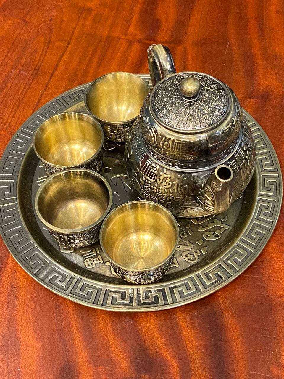 Bộ ấm chén đồng họa tiết nổi