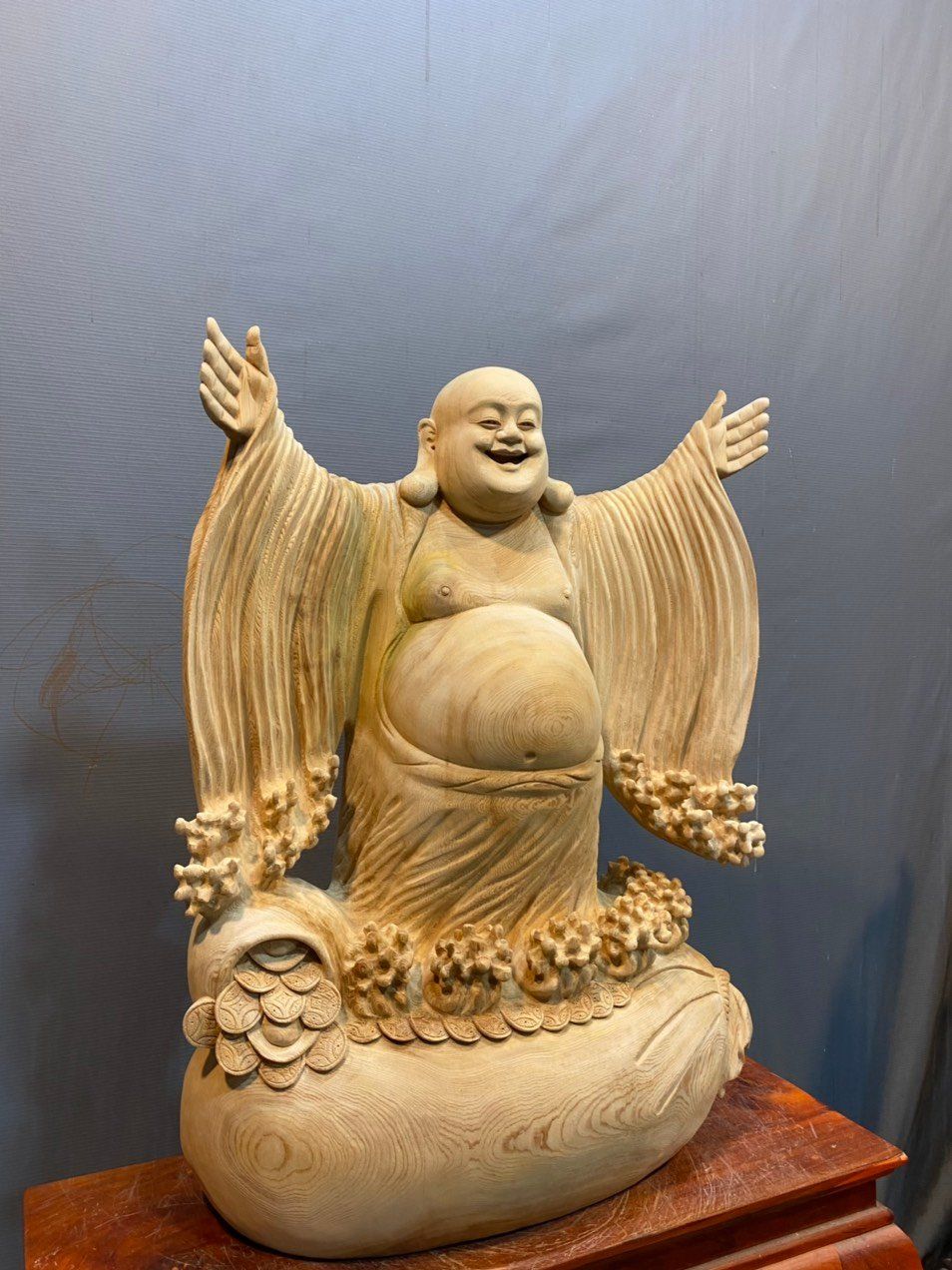 Tượng Di Lặc Nghênh Hỷ gỗ Ngọc Am liền khối