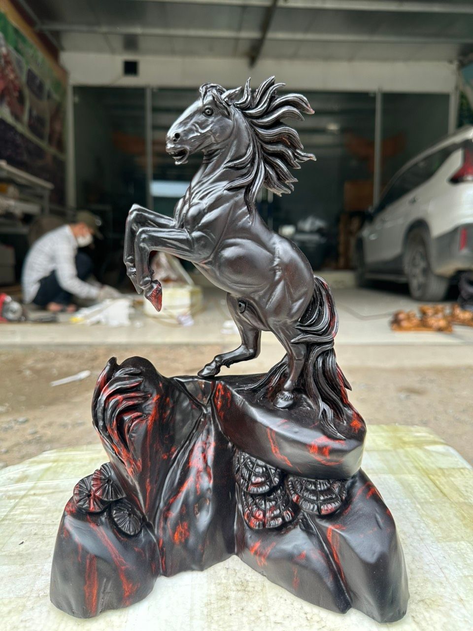 Tượng Nhất Mã gỗ Trắc đỏ đen