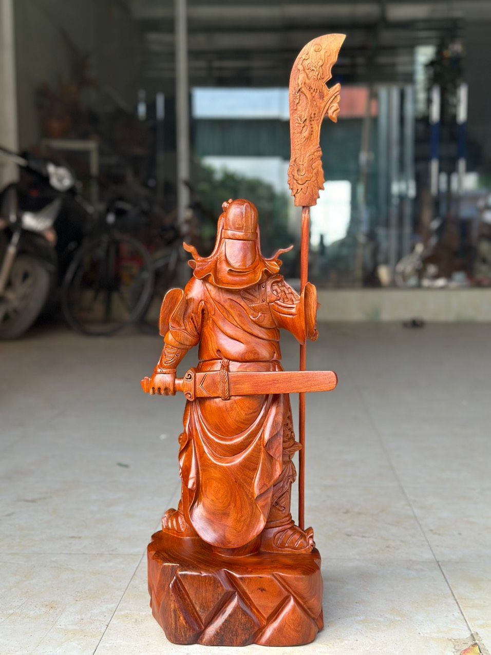 Tượng Quan Công Chống Đao