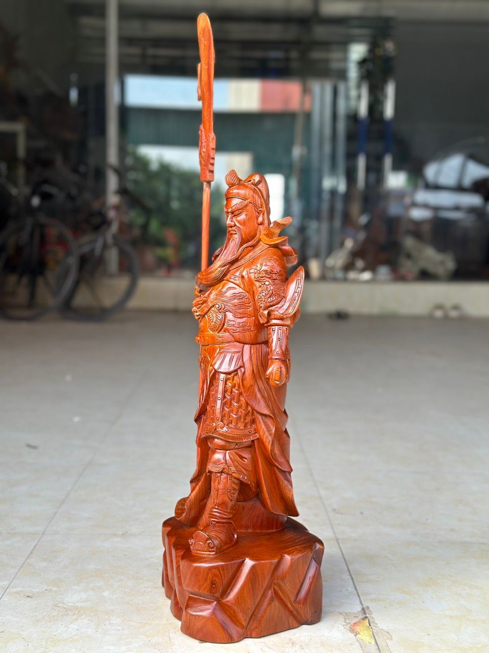 Tượng Quan Công Chống Đao