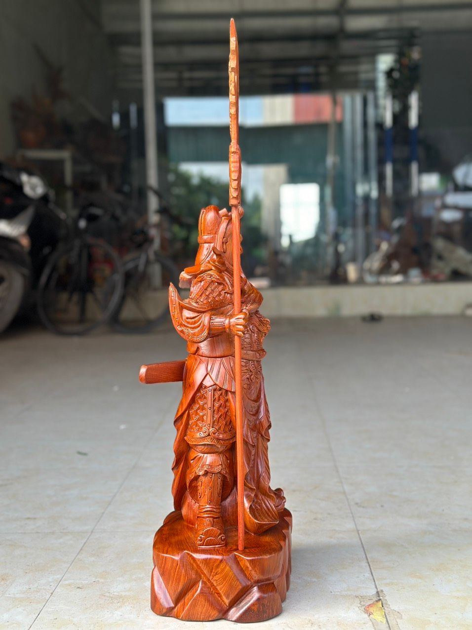 Tượng Quan Công Chống Đao