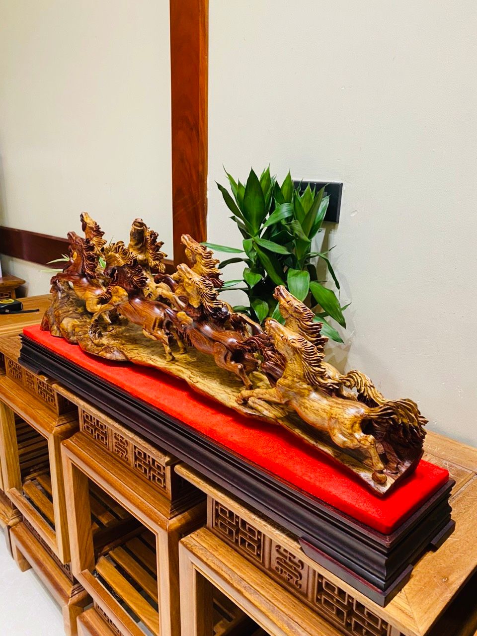 Bát mã - Gỗ cẩm