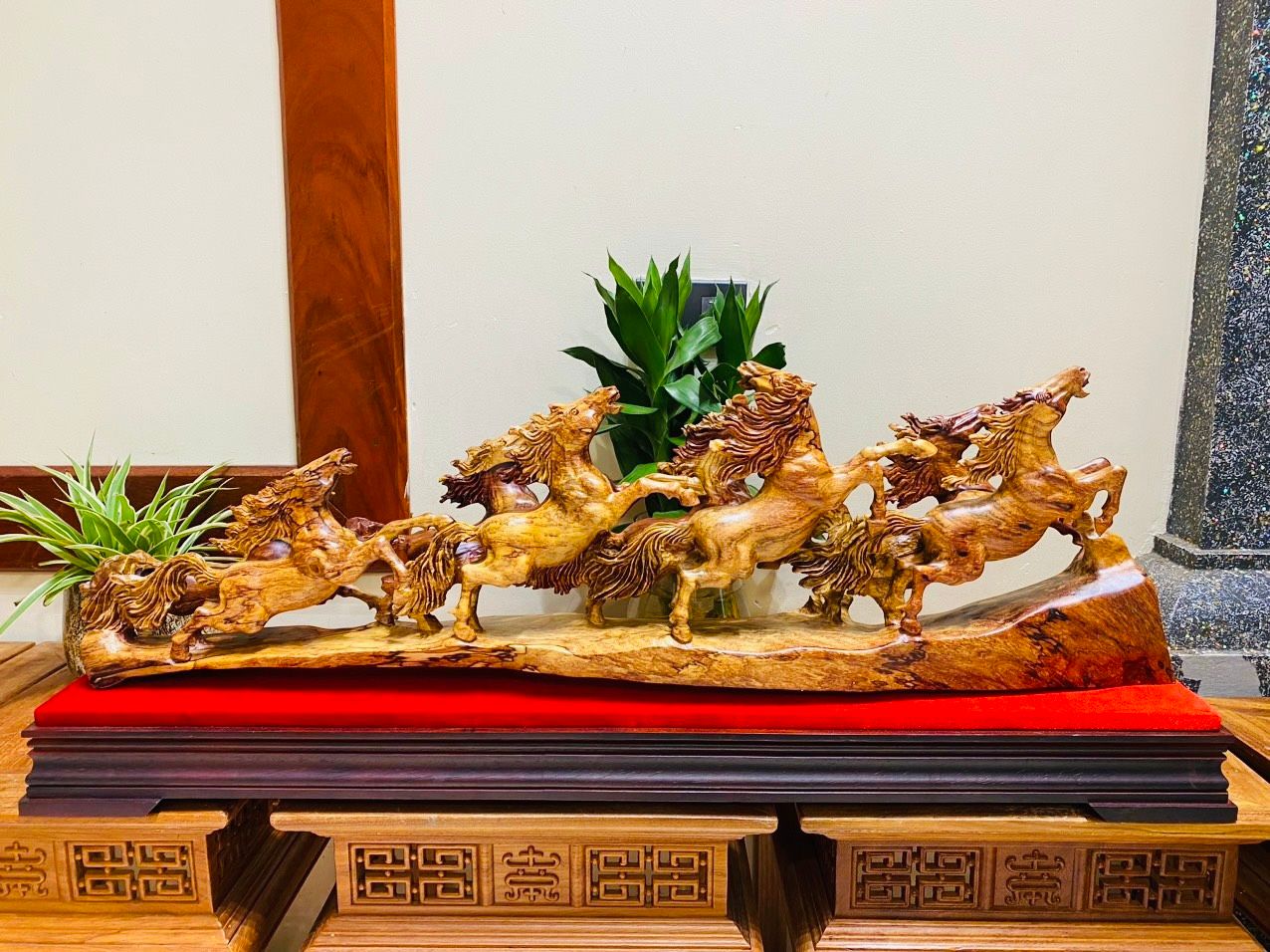 Bát mã - Gỗ cẩm