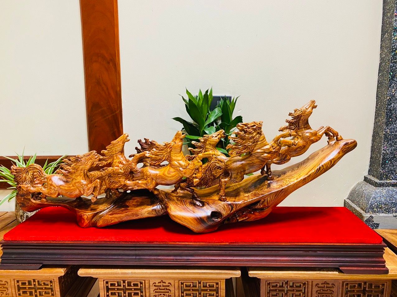 Bát mã - Gỗ cẩm