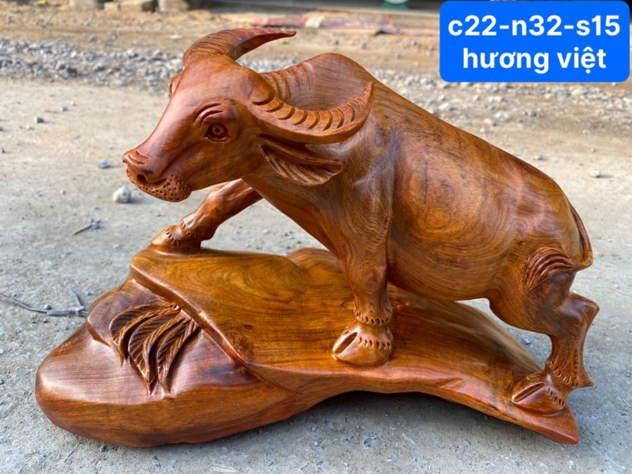 Trâu đứng gỗ hương Việt
