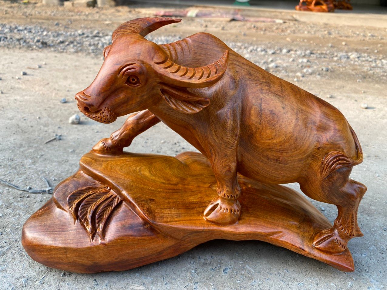 Trâu đứng gỗ hương Việt
